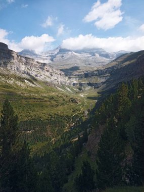 İspanya, Huesca Pireneleri 'nde, Ordesa ve Monte Perdido Doğal Parkı. Vadi avcıların yolundan gösteriliyor..