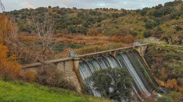 秋の森の中の放棄されたダムの眺め — ストック写真