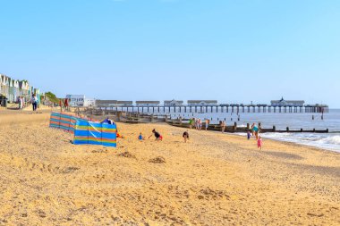 Southwold, İngiltere - 11 Eylül 2022 - Arka planda Southwold rıhtımında eğlenen insanlar