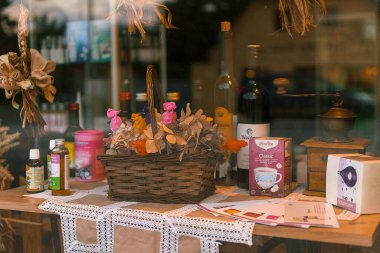 Mum ve bir şişe çayla klasik dekorasyon.