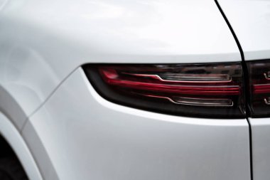 Ukrayna, Dnipropetrovsk. 06.11.2021 Porsche spor arabası. Porsche Logosu. Makinenin farları.