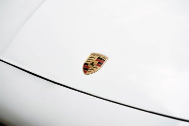Ukrayna, Dnipropetrovsk. 06.11.2021 Porsche spor arabası. Porsche Logosu. Makinenin farları.