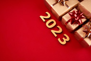 Mutlu Noeller ve mutlu yıllar. Noel, kış, yeni yıl konsepti. Tatil hediyeleri. Tebrik kartı, mesaj için yeri olan pankart. Noel hediyeleri. Kış tatili Xmas teması. Noel yeşili arka plan