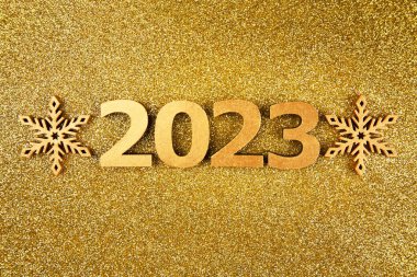 Mutlu yıllar 2023 posteri. Büyük altın 2023 numaraları olan bir Noel arkaplanı. Mutlu Noeller ve mutlu yıllar. Noel, kış, yeni yıl konsepti. Tebrik kartı, metin için yeri olan pankart