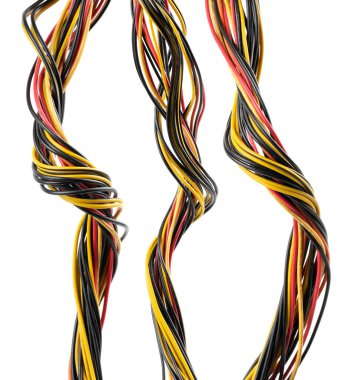 Beyaz arkaplanda çok renkli kablo izole edildi. Renkli karmaşık ethernet bilgisayar kabloları 