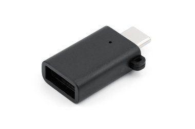 USB OTG 'ye yakın çekim. Beyaz arka planda izole edilmiş C tipi adaptörler. teknoloji ürünü fotoğraf konsepti.