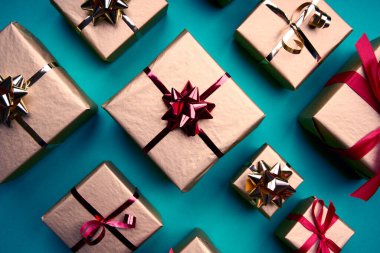 Mutlu Noeller ve mutlu yıllar. Noel, kış, yeni yıl konsepti. Tatil hediyeleri. Tebrik kartı, mesaj için yeri olan pankart. Noel hediyeleri. Kış tatili Xmas teması. Noel yeşili arka plan