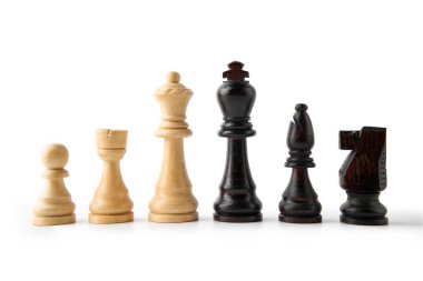 Dama, piyon, at, kale, fil, vezir ve papaz olan klasik satranç tahtası, siyah ve beyaz renkler. Fikirler, rekabet ve strateji için satranç tahtası oyunu, iş başarısı konsepti.                               