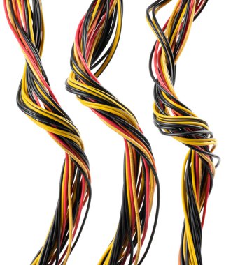 Beyaz arkaplanda çok renkli kablo izole edildi. Renkli karmaşık ethernet bilgisayar kabloları 