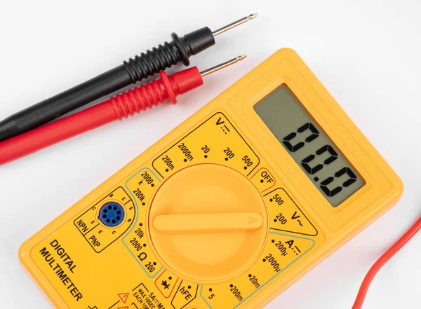 Beyaz bir arka plan üzerinde probları ile dijital multimetre. 