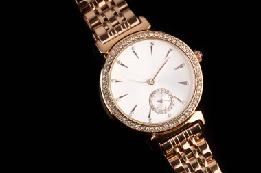 Klasik kronograf kol saati. İsviçre altın kol saati. Geometrik kadranlı paslanmaz çelik krom. Lüks saat. Kırpma yolu ile. Altın saat.. 