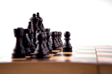 Dama, piyon, at, kale, fil, vezir ve papaz olan klasik satranç tahtası, siyah ve beyaz renkler. Fikirler, rekabet ve strateji için satranç tahtası oyunu, iş başarısı konsepti.