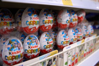 Ukrayna, Dnipropetrovsk. 05.06.2021 Kinder Sürpriz Çikolata Yumurtaları içinde küçük bir oyuncak bulunan çikolatalı yumurtadır. İçinde küçük bir oyuncak olan sürpriz çikolata yumurtası dükkanda satılıyor. Mağaza penceresi. 