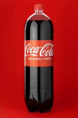 Dinyeper. Ukrayna. 02.03.2022 Coca-Cola ve beyaz arka plan. Coca-Cola, karbonatlı bir meşrubattır. Coca Cola şişesi..