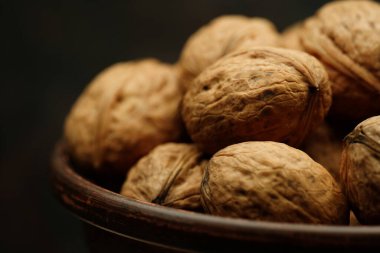 Ceviz, ahşap bir masaya yakın. Cevizi yakından çek. ürün mineral ve vitamin açısından zengindir.