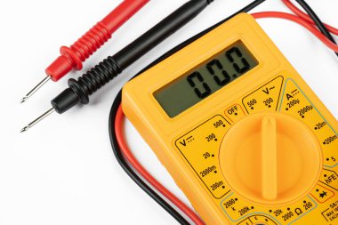 Beyaz bir arka plan üzerinde probları ile dijital multimetre. 