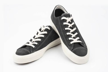 Sıradan bir stil. Sneakerlar. Ayakkabılar beyaz arka planda izole edilmiş. Siyah koşu ayakkabıları. Sıradan ayakkabılar. Gençlik tarzı.