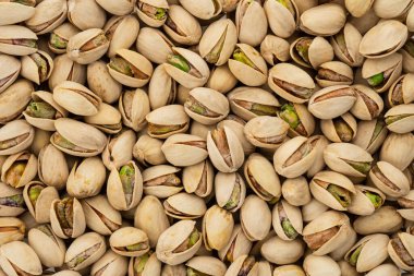 Bira, Macro, Spin için tuzlu şam fıstığı. Tuzlu fıstıklı çerezin izole edilmiş arka planı. Sağlıklı Lezzetli Fıstıklar. Tuzlu kavrulmuş fıstık makrosu.