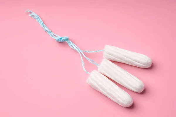 Orvosi Női Tampon Rózsaszín Háttérrel Higiénikus Fehér Tampon Nőknek Vattapamacs — Stock Fotó