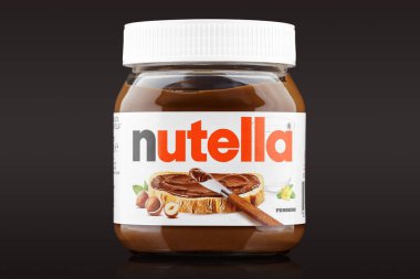 Ukrayna, Dnipro, 03.05.20223: Ferrero tarafından yapılmış fındık kremalı İtalyan fındığı kavanozu. Fındıklı çikolata. Tatlı.