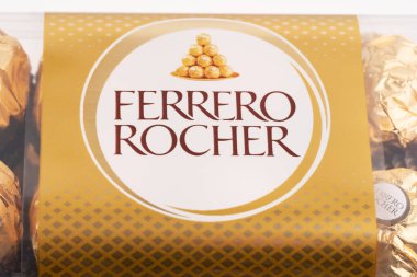 Dinyeper. Ukrayna 05.03.2023 Ferrero Rocher çikolatası ve fındıklı şekerleme topları. Ferrero Rocher tatlı bir çikolatadır. Altın ambalajlı çikolatalı şekerler. Lüks Tasarım