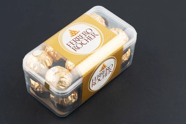 Det Dnipro Ukraina 2023 Ferrero Rocher Choklad Och Hasselnöt Konfektyrbollar — Stockfoto