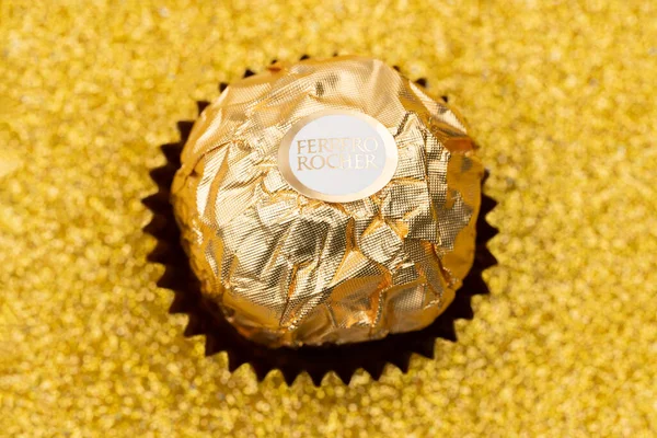 Dinyeper. Ukrayna 05.03.2023 Ferrero Rocher çikolatası ve fındıklı şekerleme topları. Ferrero Rocher tatlı bir çikolatadır. Altın ambalajlı çikolatalı şekerler. Lüks Tasarım