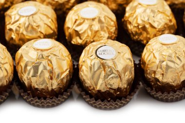 Dinyeper. Ukrayna 05.03.2023 Ferrero Rocher çikolatası ve fındıklı şekerleme topları. Ferrero Rocher tatlı bir çikolatadır. Altın ambalajlı çikolatalı şekerler. Lüks Tasarım