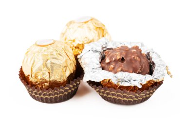Dinyeper. Ukrayna 05.03.2023 Ferrero Rocher çikolatası ve fındıklı şekerleme topları. Ferrero Rocher tatlı bir çikolatadır. Altın ambalajlı çikolatalı şekerler. Lüks Tasarım