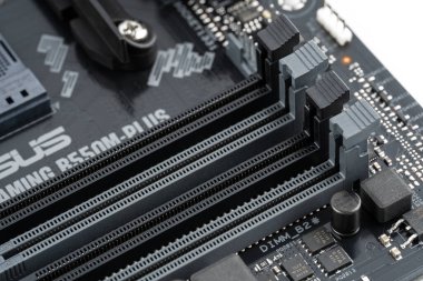 2023.04.10 Dnipro, Ukrayna: Modern bir siyah gümüş anakart üzerindeki boş RAM yuvalarına yakın çekim. Ddr4, ddr5 bellek yuvası. Makro elektronik çekim, teknoloji, bilgisayar parçaları. Sığ alan derinliği.