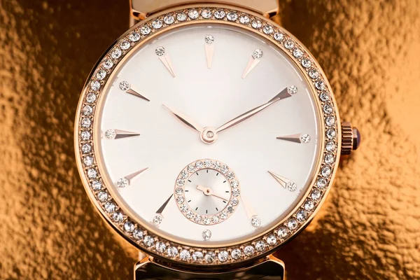 古典的なクロノグラフ腕時計 スイスの黄金の腕時計 幾何学的な文字盤と高級ファッション時計のステンレススチールクロム 高級時計だ クリッピングパスで 金の腕時計 女性の腕時計 — ストック写真