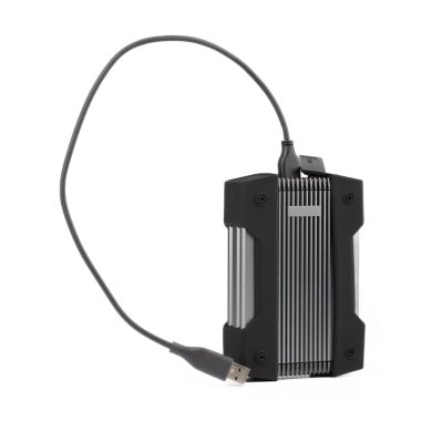 Elektrik kablosu beyaz arka planda izole edilmiş.