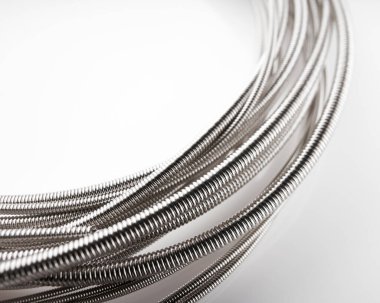 Gitar telleri. Beyaz arka planda elektro gitar telleri izole edilmiş. Müzik aleti.