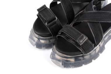 Şeffaf tabanlı siyah deri sandaletler. Şık, şık, modaya uygun, deri kadın sandaleti ayakkabıları. Beyaz arka planda izole edilmiş bir çift kadın sandaleti. - Evet. Yüksek kalite fotoğraf