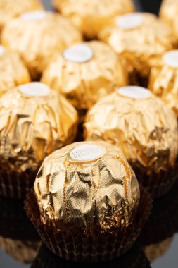 Dinyeper. Ukrayna 05.03.2023 Ferrero Rocher çikolatası ve fındıklı şekerleme topları. Ferrero Rocher tatlı bir çikolatadır. Altın ambalajlı çikolatalı şekerler. Lüks Tasarım