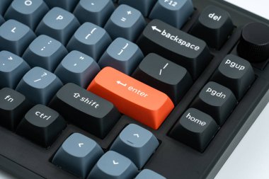 Bilgisayarınız için modern ve şık klavye. Turuncu tuşlu gri klavye