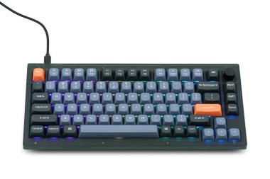 Bilgisayarınız için modern ve şık klavye. Turuncu tuşlu gri klavye