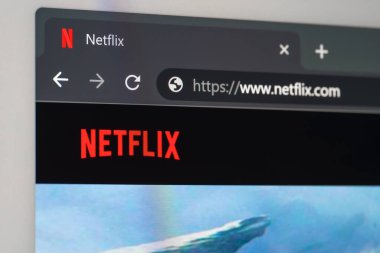 Dnipro, Ukrayna 05.07.2023: Netflix, dünya çapında yayın yapan film ve televizyon dizisi sağlayıcısıdır. Dizüstü bilgisayardaki Netflix logosu. Netflix uluslararası bir önde gelen abonelik hizmetidir.