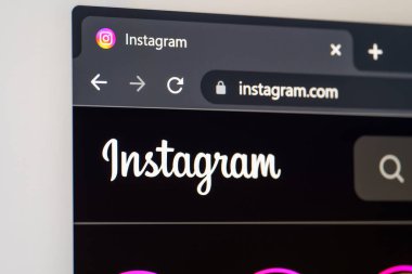 Dnipro, Ukrayna 05.07.2023: Dijital ekran makrosu üzerinde sosyal medya uygulaması kapat. Instagram 'ın logosunu gösteren bilgisayar Facebook' a ait bir fotoğraf ve video paylaşım sosyal ağ hizmeti