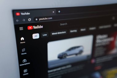 Dnipro, Ukrayna 05.07.2023: Youtube web sitesini PC ekranında kapatın. YouTube Video sunucusu, sosyal resmi web sitesi sayfası. YouTube kavramı, sosyal ağ logosu PC 'de görünür.