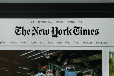 Dnipro, Ukrayna 05.07.2023: The New York Times ana sayfası bir monitör ekranında. The New York Times 'ın New York City merkezli resmi web sitesinin ana sayfası.