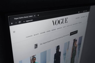 Dnipro, Ukrayna 05.07.2023: Vogue 'un resmi web sitesinin ana sayfası - moda dergisi. Bilgisayarda Vogue 'un web sitesinin ana sayfası. Url - Vogue.com