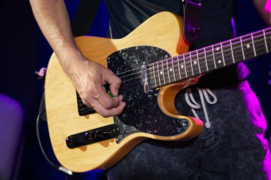Gitar rock konseri veren adam. Partide Erkek Eller Gitar Çalıyor. Elektro gitar çalarken parmaklarını kapat. Konsept müzik teması