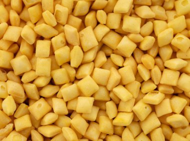 Beyaz arka planda tarçınlı çıtır. Çocuğun kahvaltı gevreğinin sağlam bir geçmişi var.