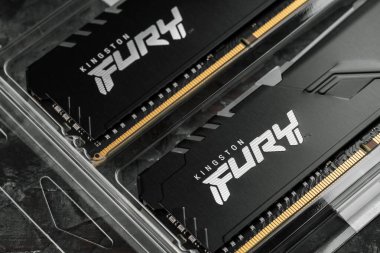Dnepropetrovsk, Ukrayna 2023.04.28 Kingston FURY Beast RGB DDR4 32GB. Masaüstü bilgisayar hafızası. DIMM DDR4 hafıza modülleri. PC için parçalar.