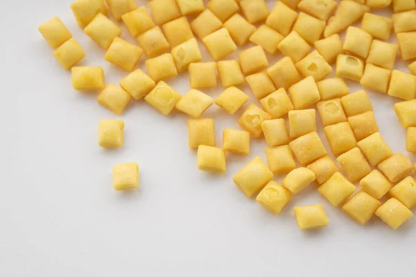 Kaneel Crunch Witte Achtergrond Een Solide Achtergrond Van Kinderontbijt Cornflakes Rechtenvrije Stockafbeeldingen