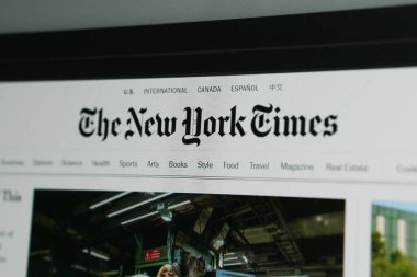 Dnipro, Ukrayna 05.07.2023: The New York Times ana sayfası bir monitör ekranında. The New York Times 'ın New York City merkezli resmi web sitesinin ana sayfası.