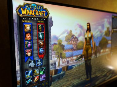 Dnipro, Ukrayna 08.23.2023: World of Warcraft Lassic Hardcore logosunu kapatın. Karakter oluşturma ekranı. WoW, 2004 Blizzard 'da piyasaya sürülen çok oyunculu bir çevrimiçi rol yapma oyunudur.