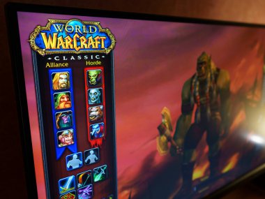 Dnipro, Ukrayna 08.23.2023: World of Warcraft Lassic Hardcore logosunu kapatın. Karakter oluşturma ekranı. WoW, 2004 Blizzard 'da piyasaya sürülen çok oyunculu bir çevrimiçi rol yapma oyunudur.