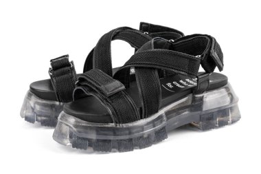 Şeffaf tabanlı siyah deri sandaletler. Şık, şık, modaya uygun, deri kadın sandaleti ayakkabıları. Beyaz arka planda izole edilmiş bir çift kadın sandaleti. - Evet. Yüksek kalite fotoğraf